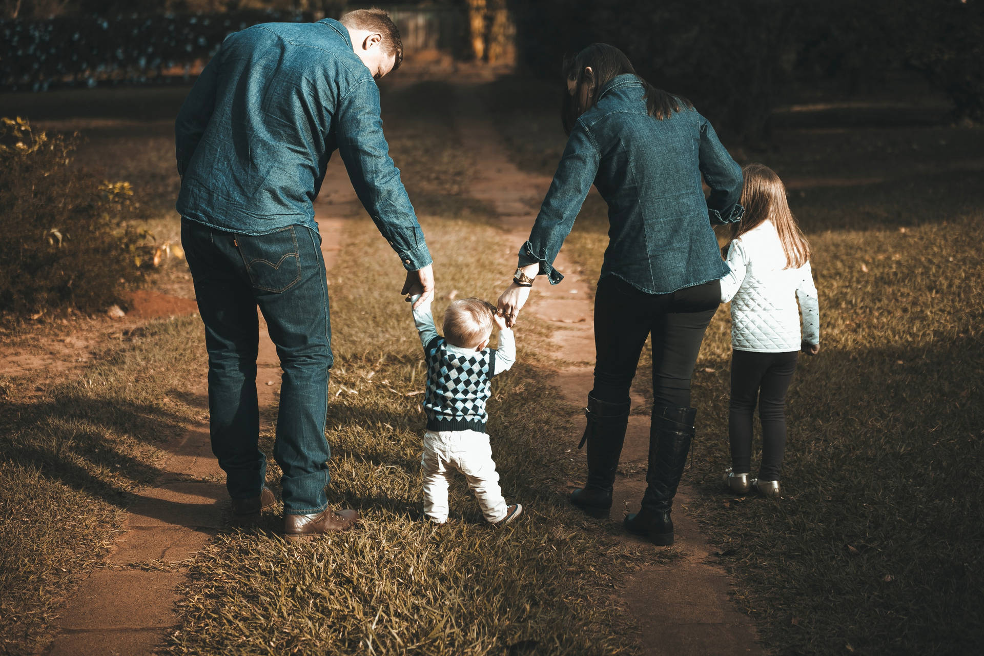 Family Trains Baby To Walk Wallpaper
