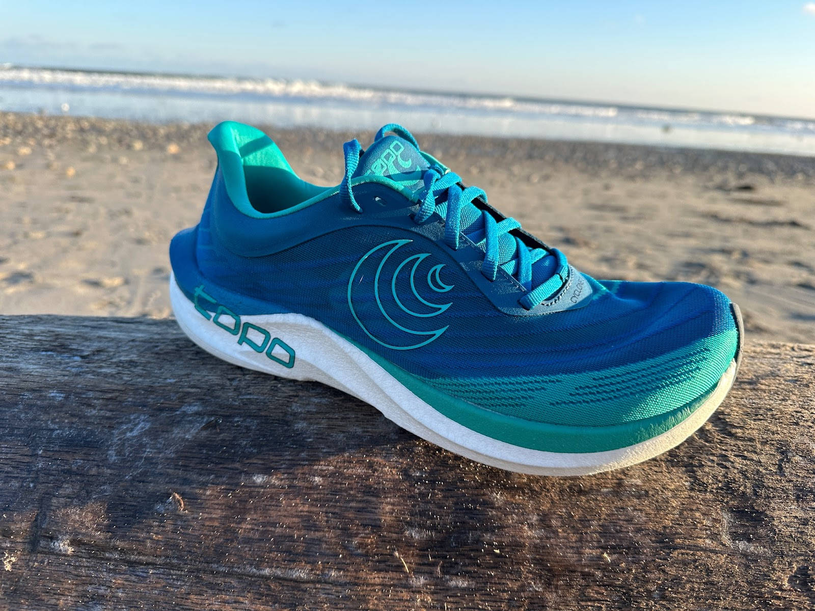 Flexible Blue-green Athletic Shoe Wallpaper