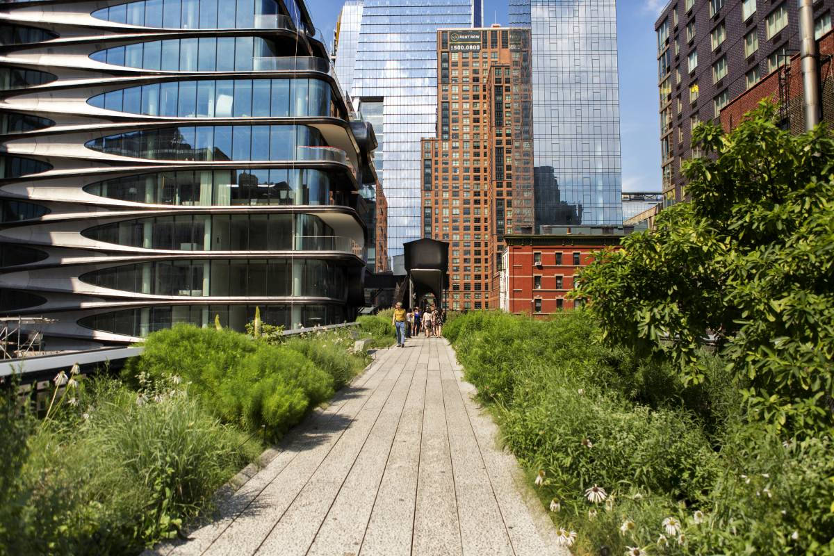 Folks Wandering In The High Line Wallpaper