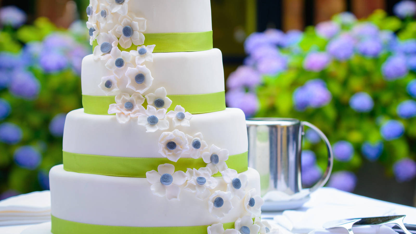 Four Tiered Miniature Flower Wedding Cake Wallpaper