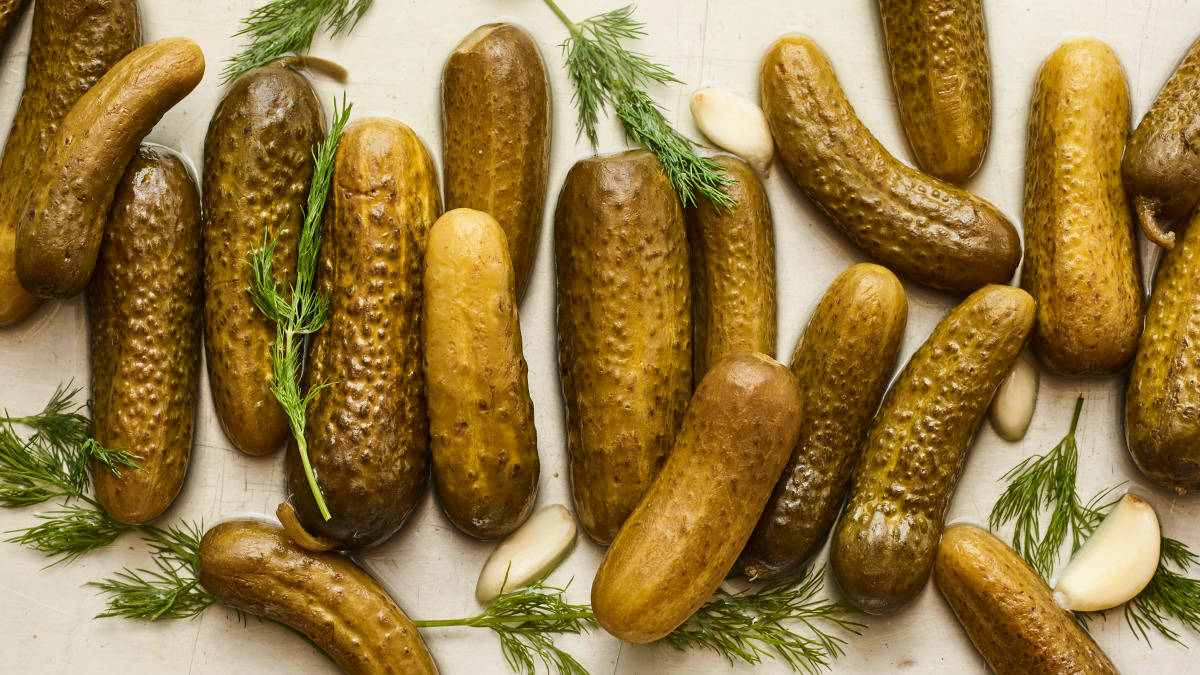 Fresh Green Pickles Immersed In Brine With Dill And Cloves Wallpaper