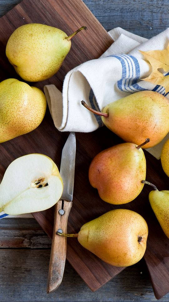 Fresh Pears On A Wooden Chopping Board Wallpaper