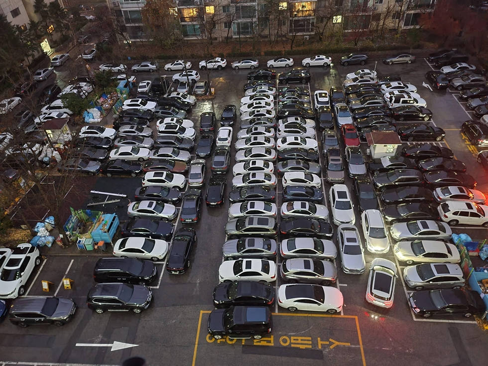 Fully-occupied Parking Lot In Korea Wallpaper