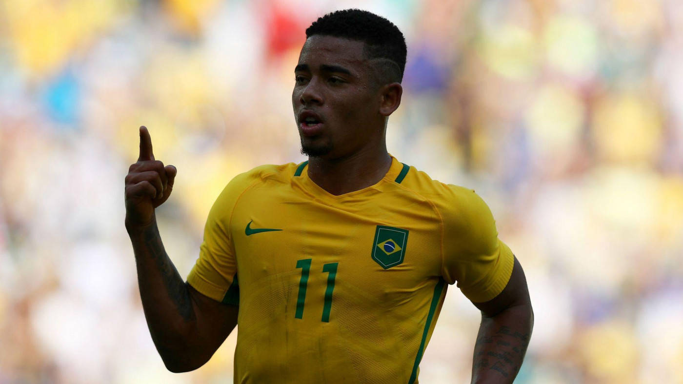 Gabriel Jesus Pointing Up At Sky Wallpaper