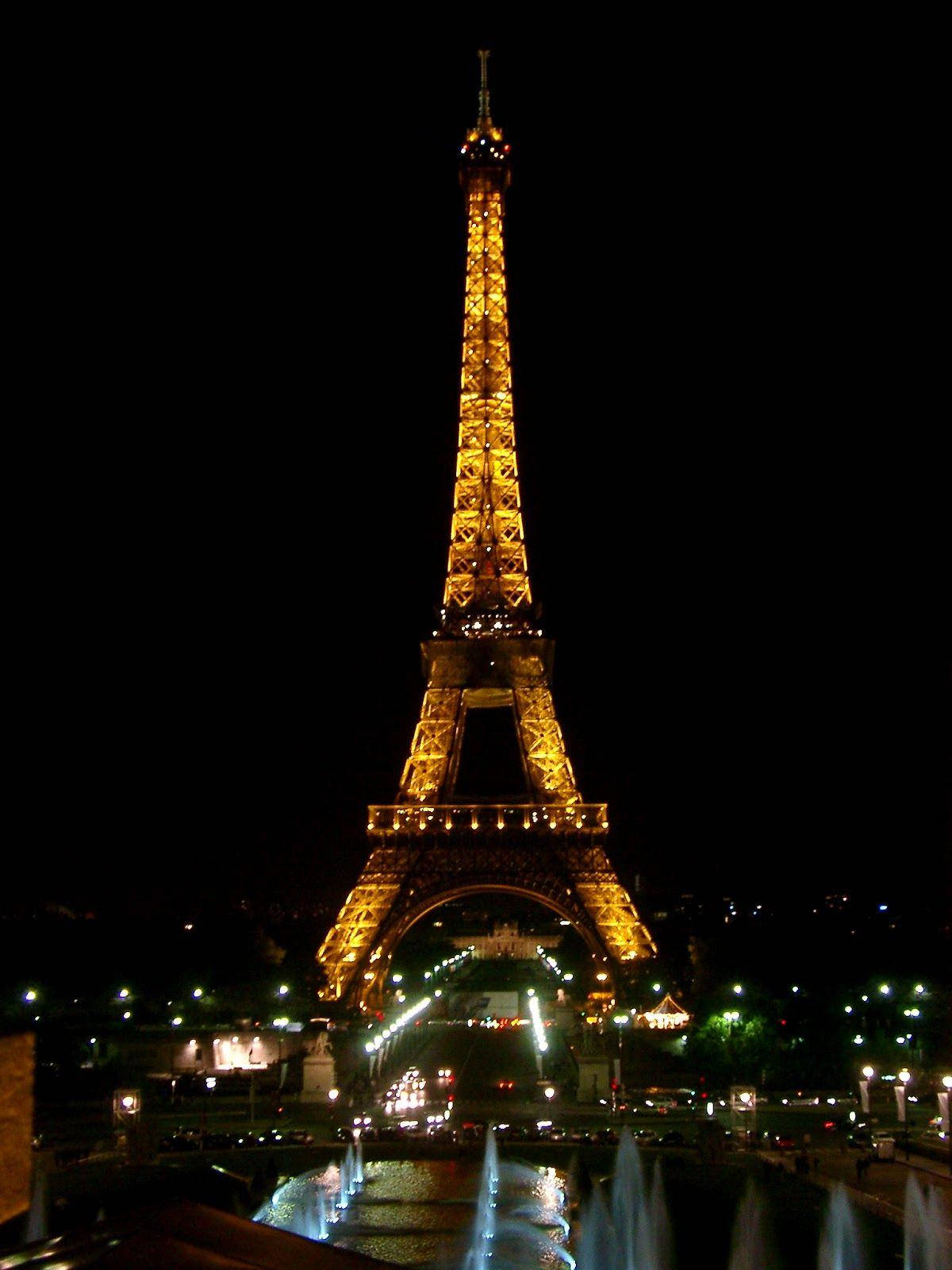 Gambar Eiffel Tower At Night Wallpaper