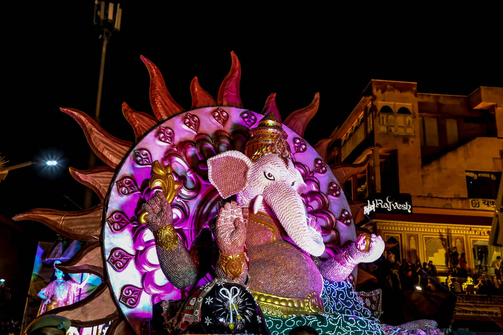 Ganesha Statuette Parade Wallpaper