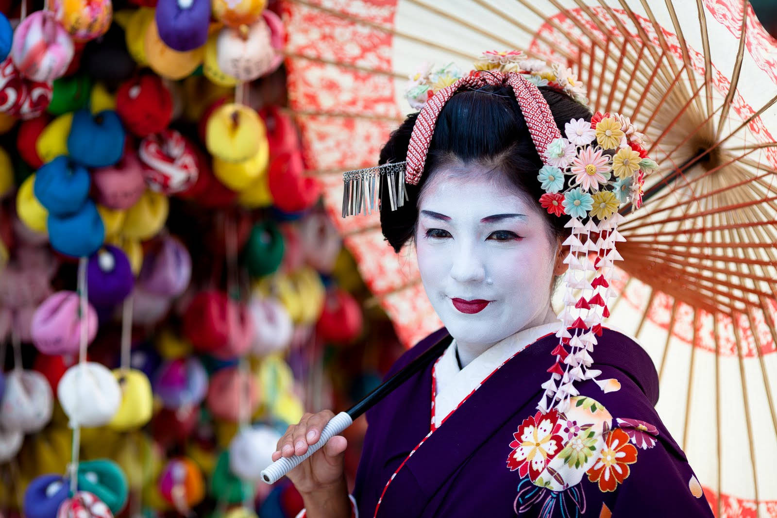 Geisha Red And White Umbrella Wallpaper