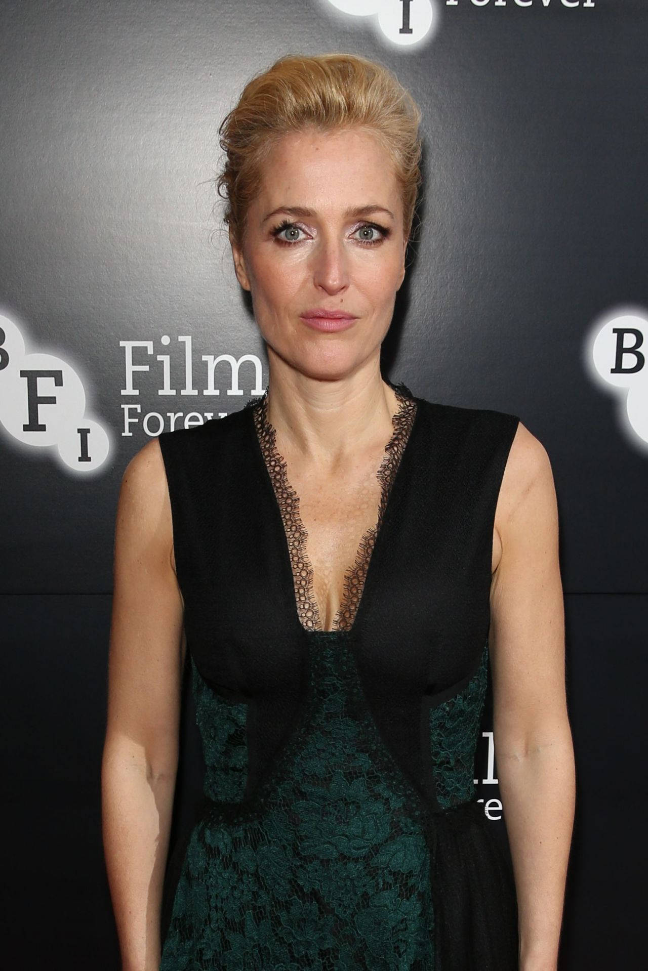 Gillian Anderson Bfi Chairman's Dinner Wallpaper