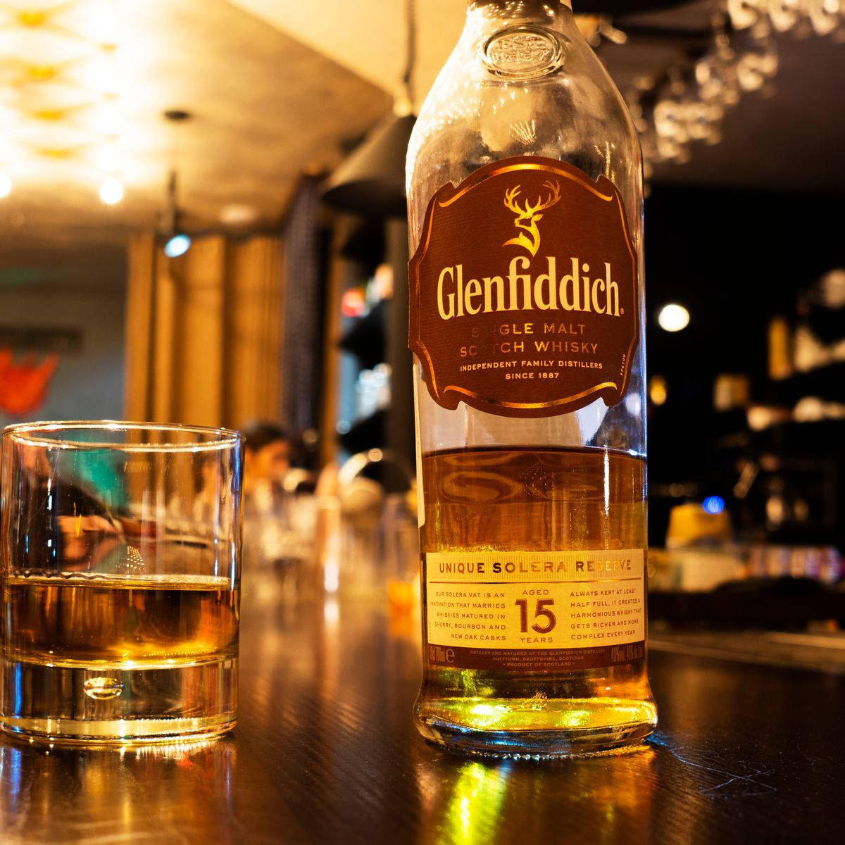 Glenfiddich 15 Year Whisky On Bar Countertop Wallpaper