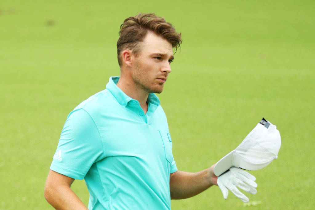 Golfer Aaron Wise Removing His White Cap Wallpaper