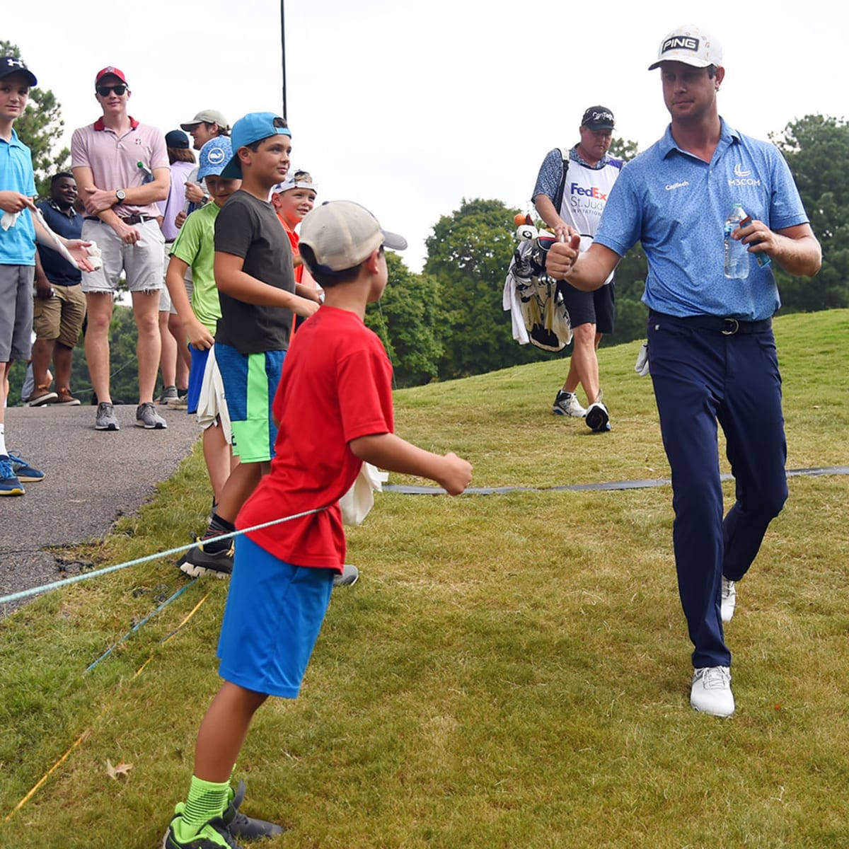 Golfer Harris English Fist Bumps A Young Fan Wallpaper