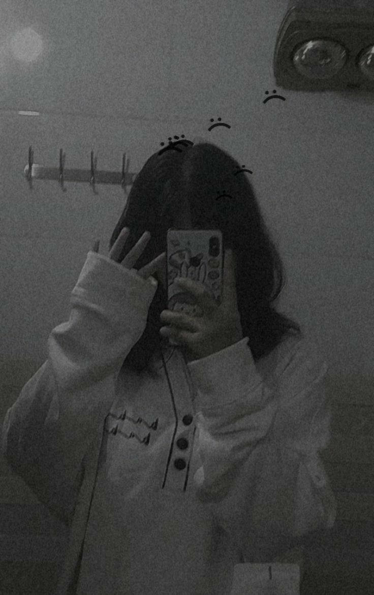 Grayscale Mirror Selfie For Pfp Aesthetic Wallpaper