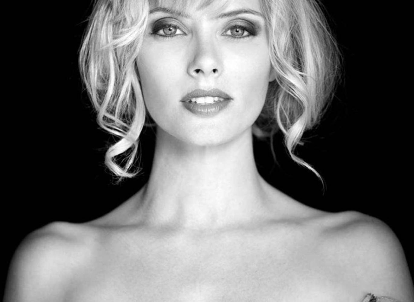 Greyscale Photo Of April Bowlby Wallpaper