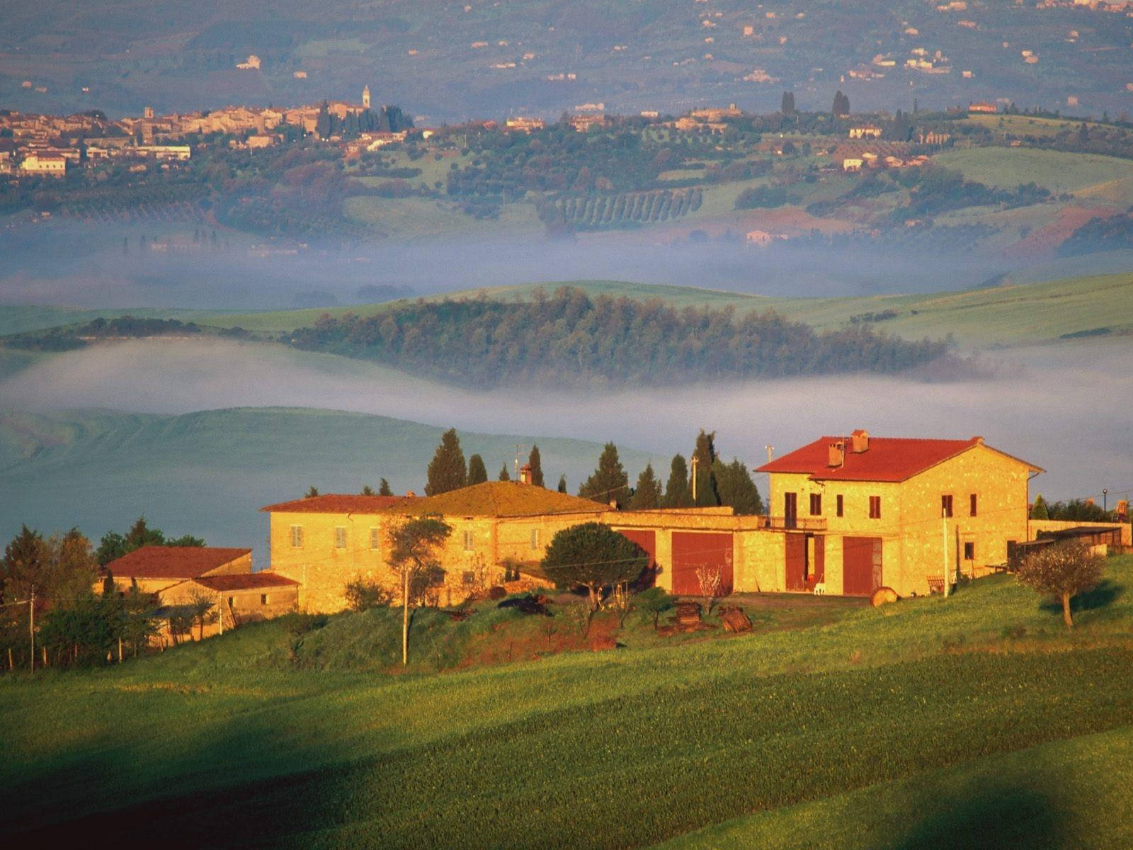 Group Of Houses In Tuscany Wallpaper