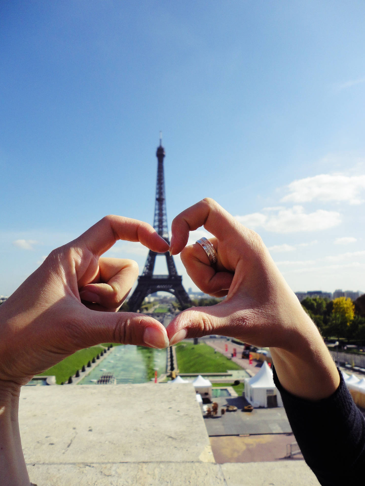 Hand Heart Eiffel Tower Wallpaper