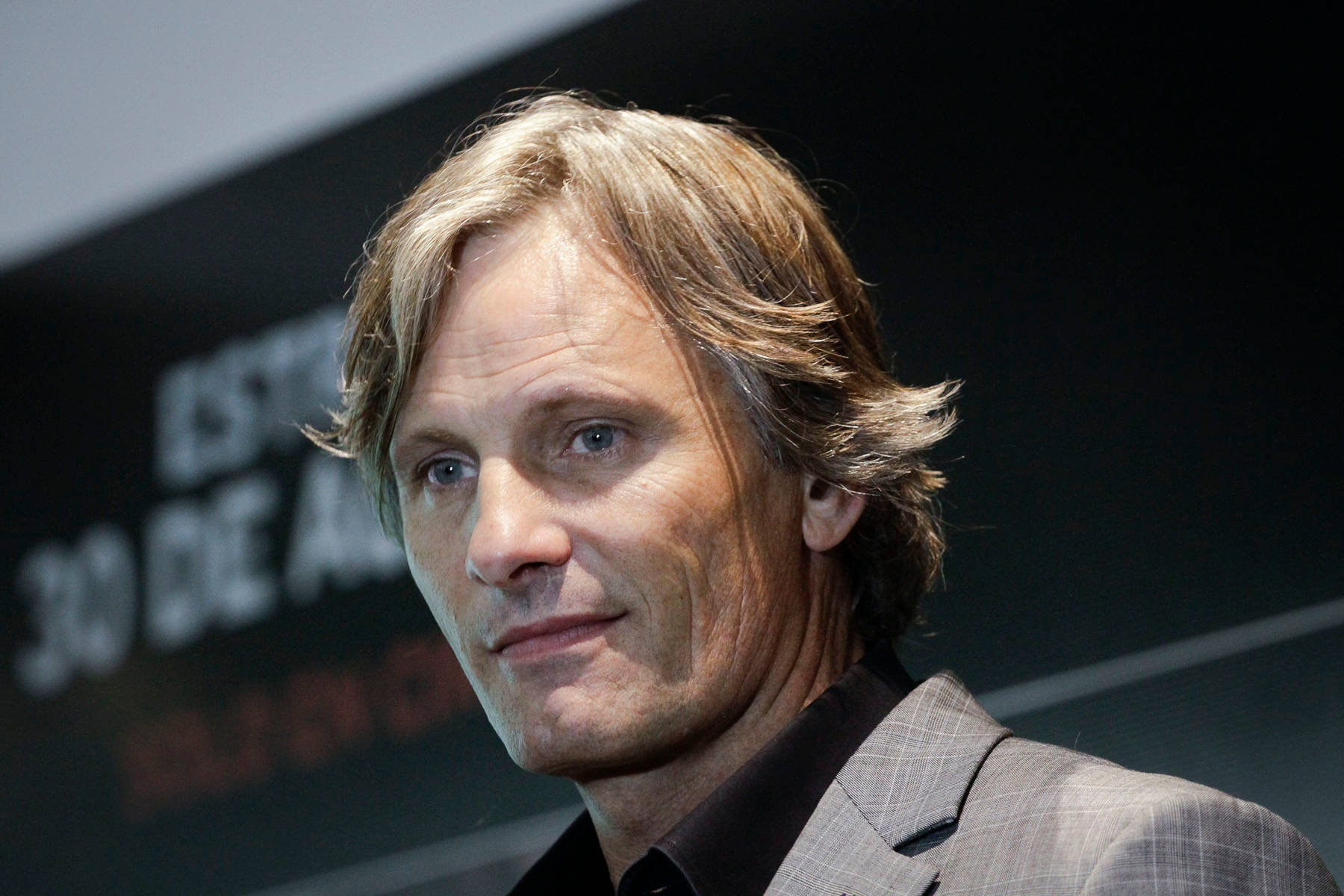 Handsome Hollywood Actor Viggo Mortensen Wallpaper