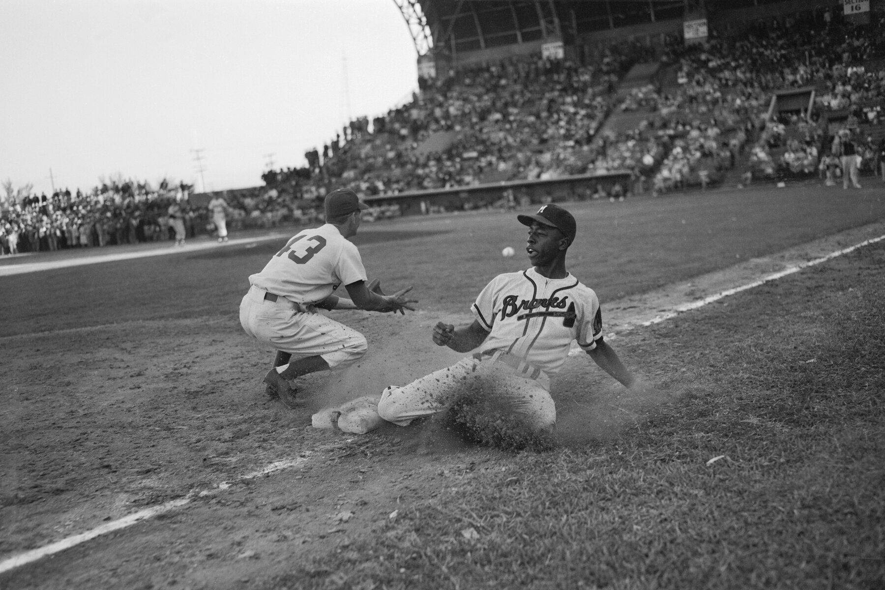 Hank Aaron Sliding Home Run Wallpaper