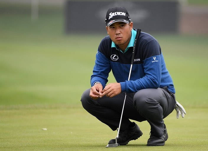 Hideki Matsuyama Squatting On Golf Course Wallpaper