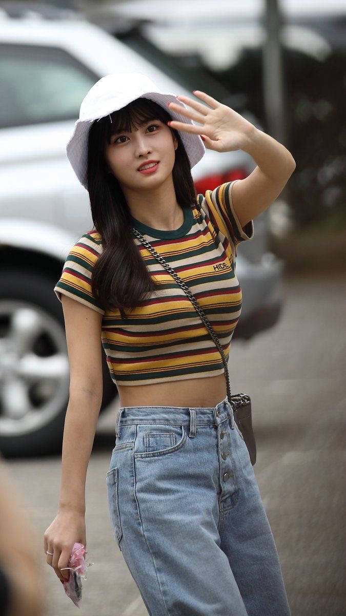 Hirai Momo Waving Wallpaper