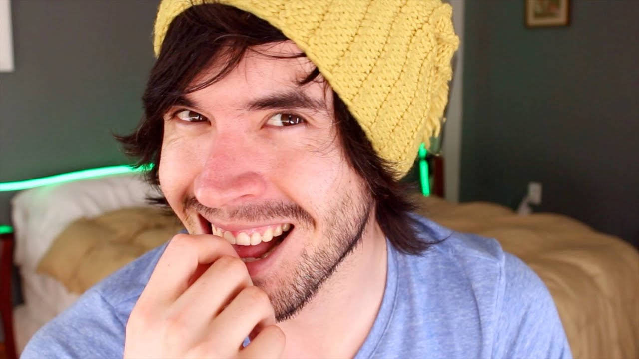 Holasoygerman Smiling Sweetly Wallpaper