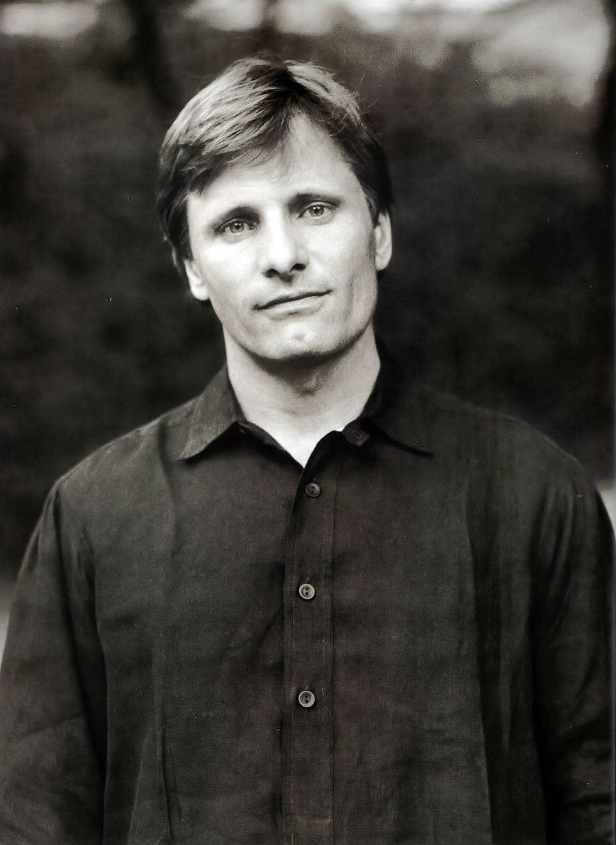 Hollywood American Actor Viggo Mortensen Vintage Portrait Wallpaper