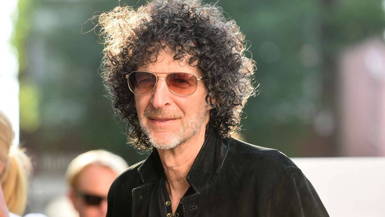 Howard Stern Outdoor Event Wallpaper