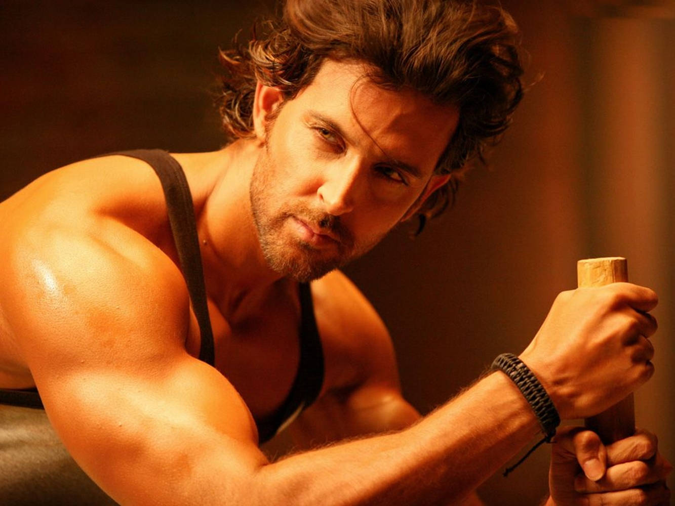 Hrithik Roshan Body Flexing Arms Wallpaper