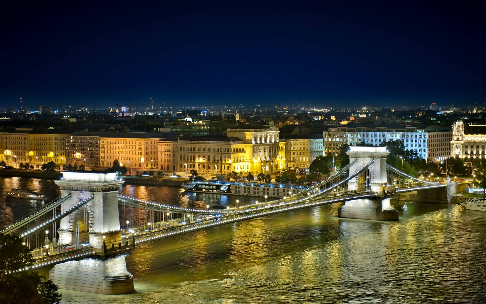 Hungary Széchenyi Chain Bridge Wallpaper