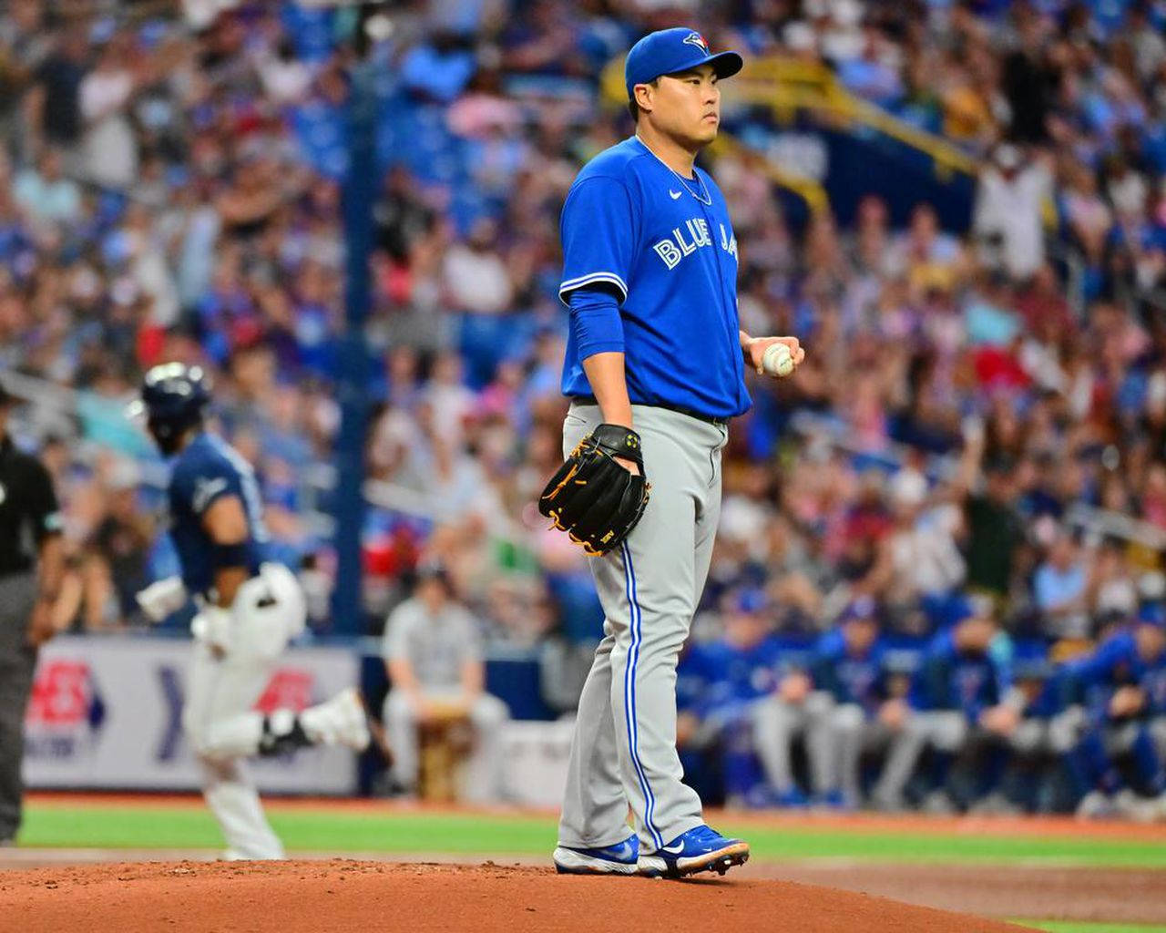 Hyun Jin Ryu Standing Still During Game Wallpaper