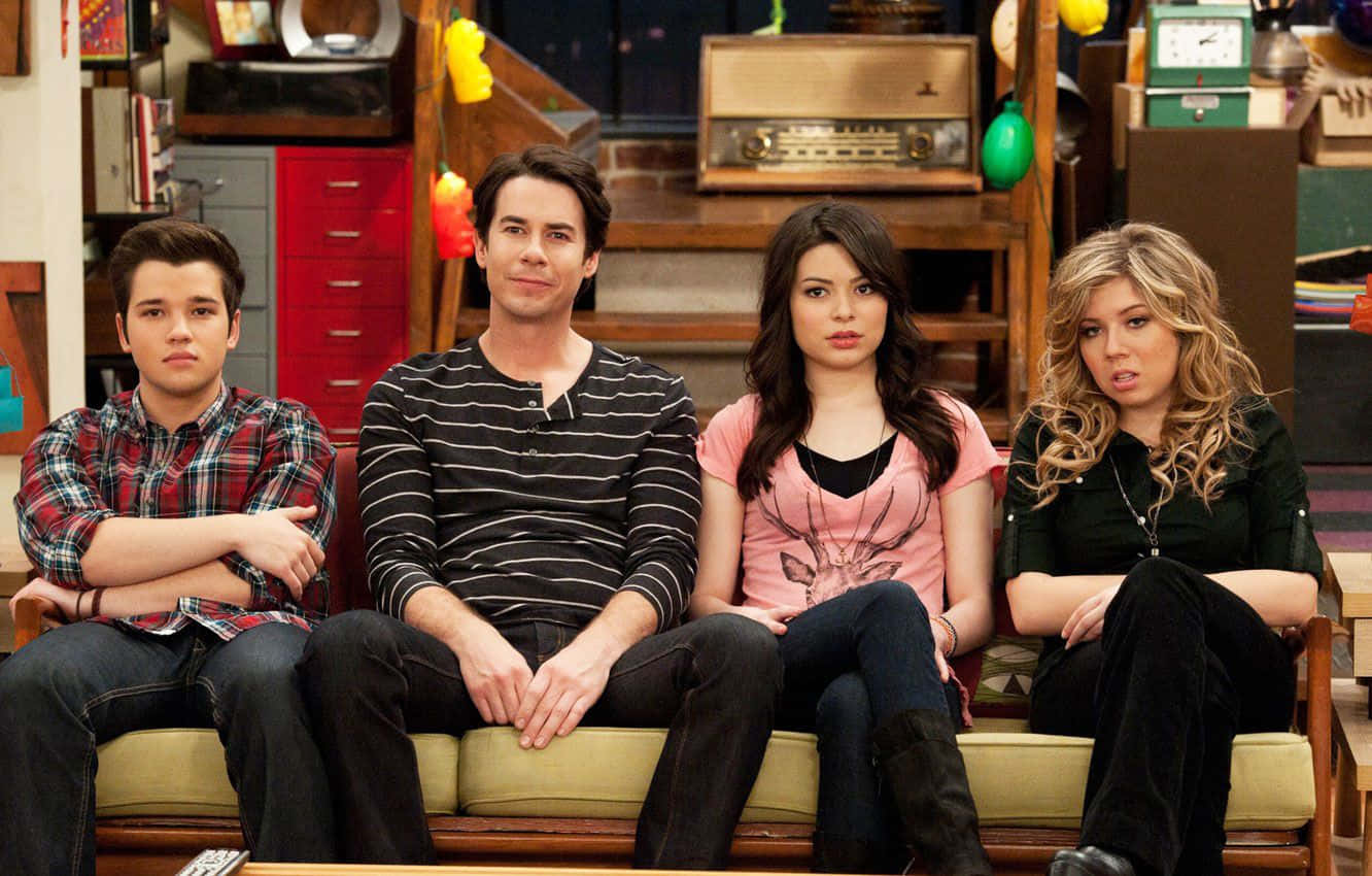 I Carly Cast On Couch Wallpaper