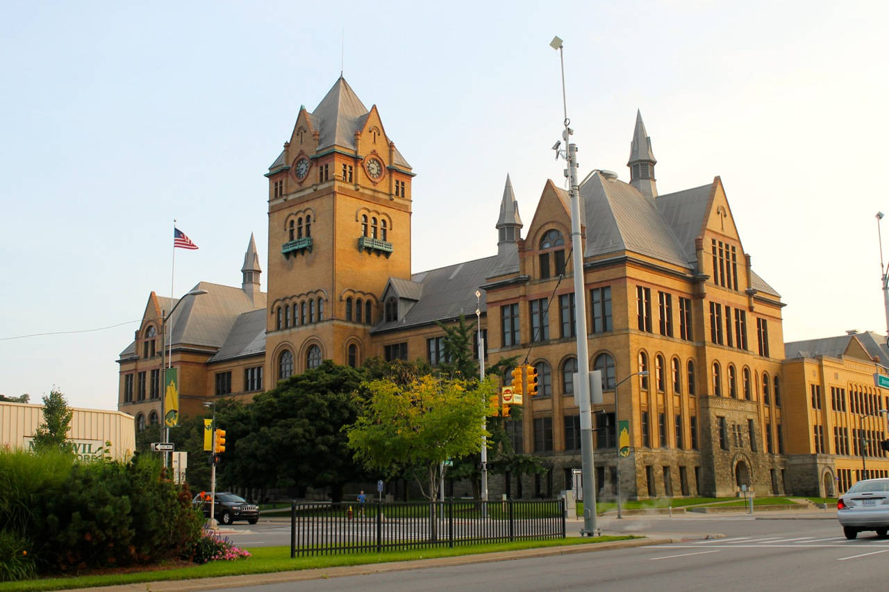 Iconic Historic Building At Wayne State University Wallpaper