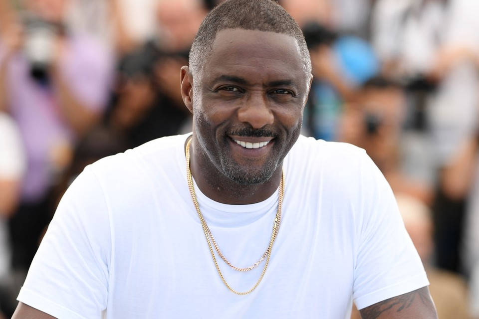 Idris Elba With Blurry Crowd Backdrop Wallpaper