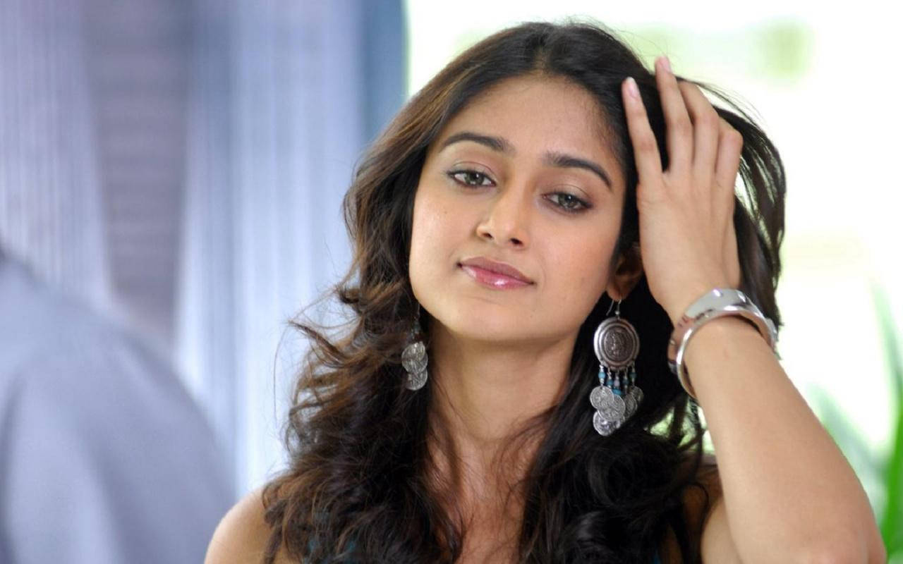 Ileana D'cruz Brushing Hair Wallpaper