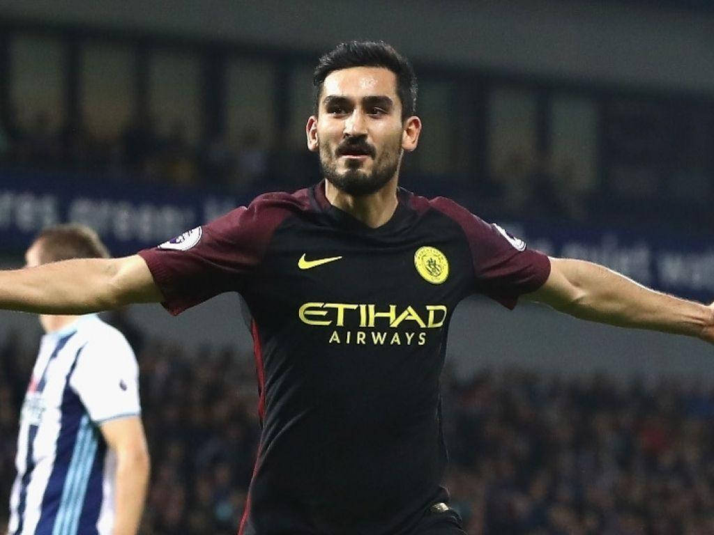 Ilkay Gundogan Maroon And Black Jersey Wallpaper