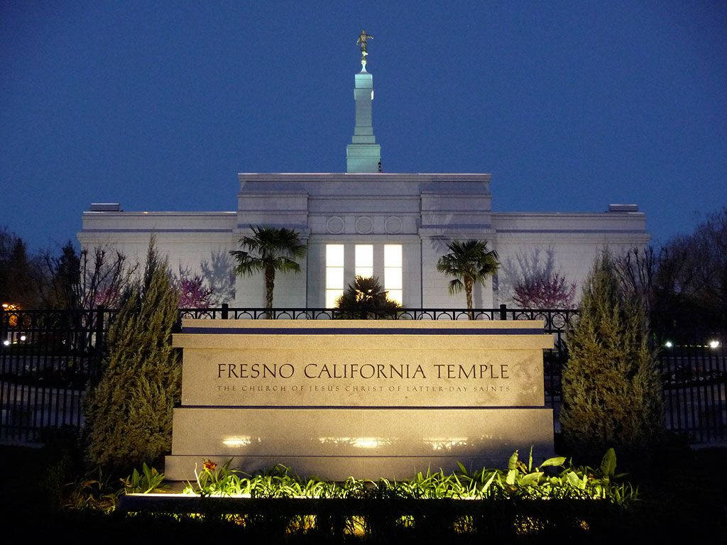 Illuminated Fresno California Temple At Night Wallpaper