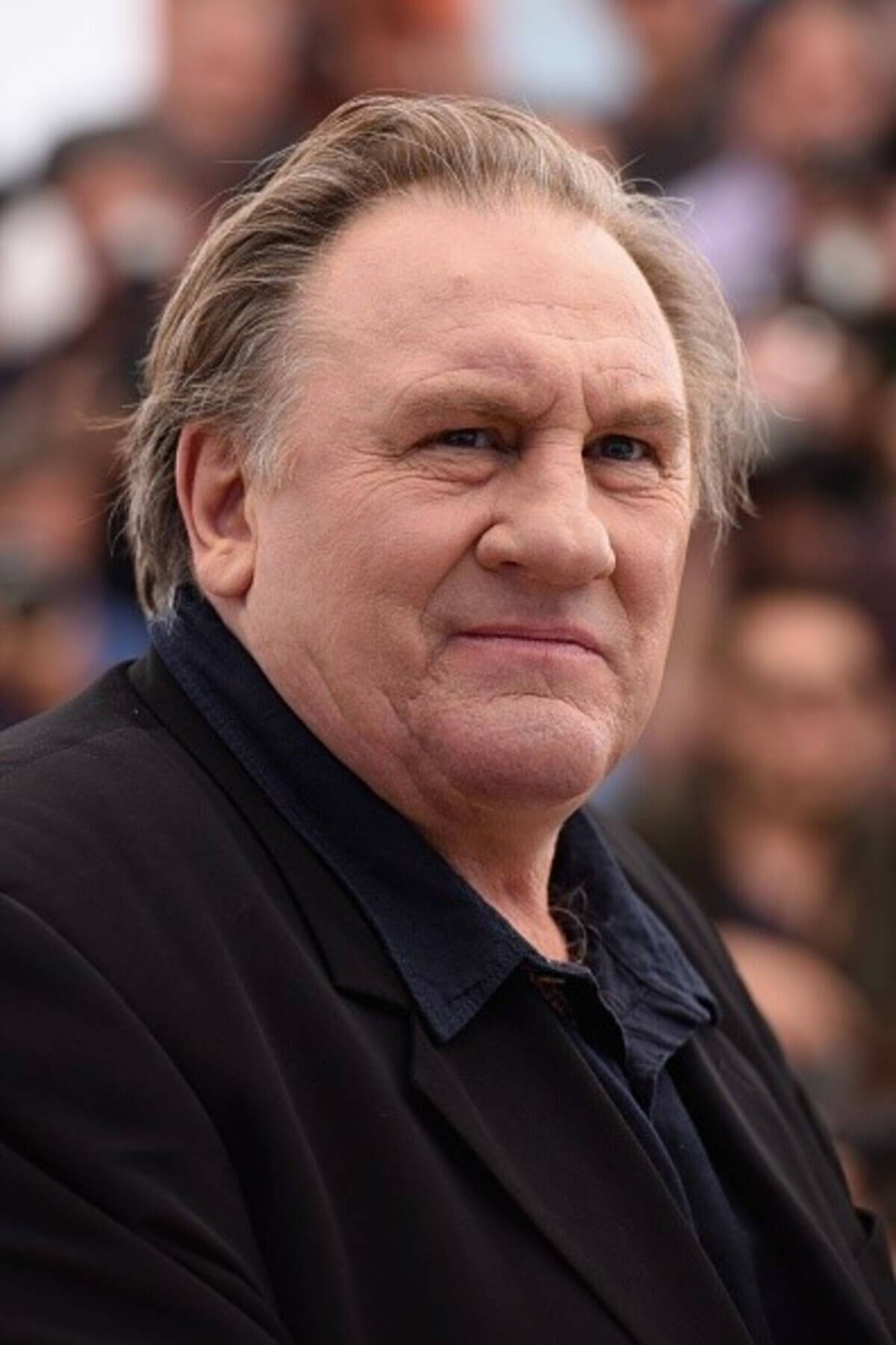 Intriguing Black Shirt Portrait Of Gérard Depardieu Wallpaper