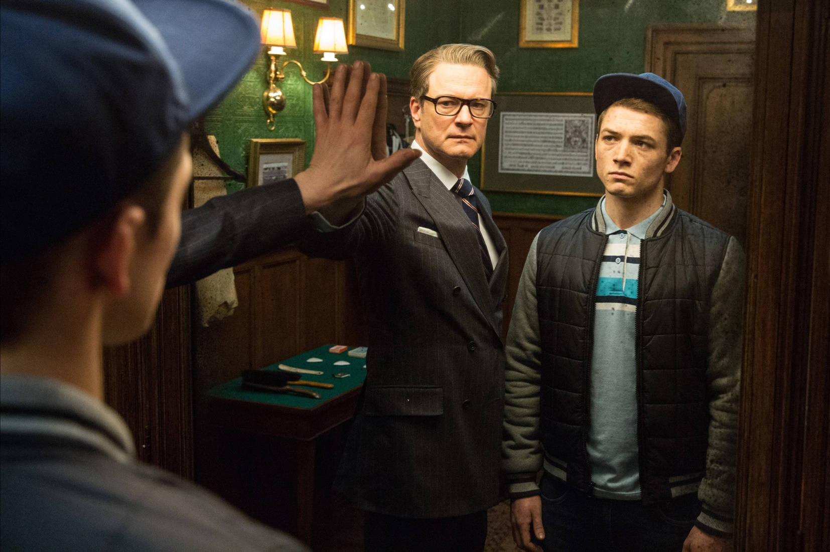 Intriguing Mirror Scene From Kingsman The Secret Service Wallpaper