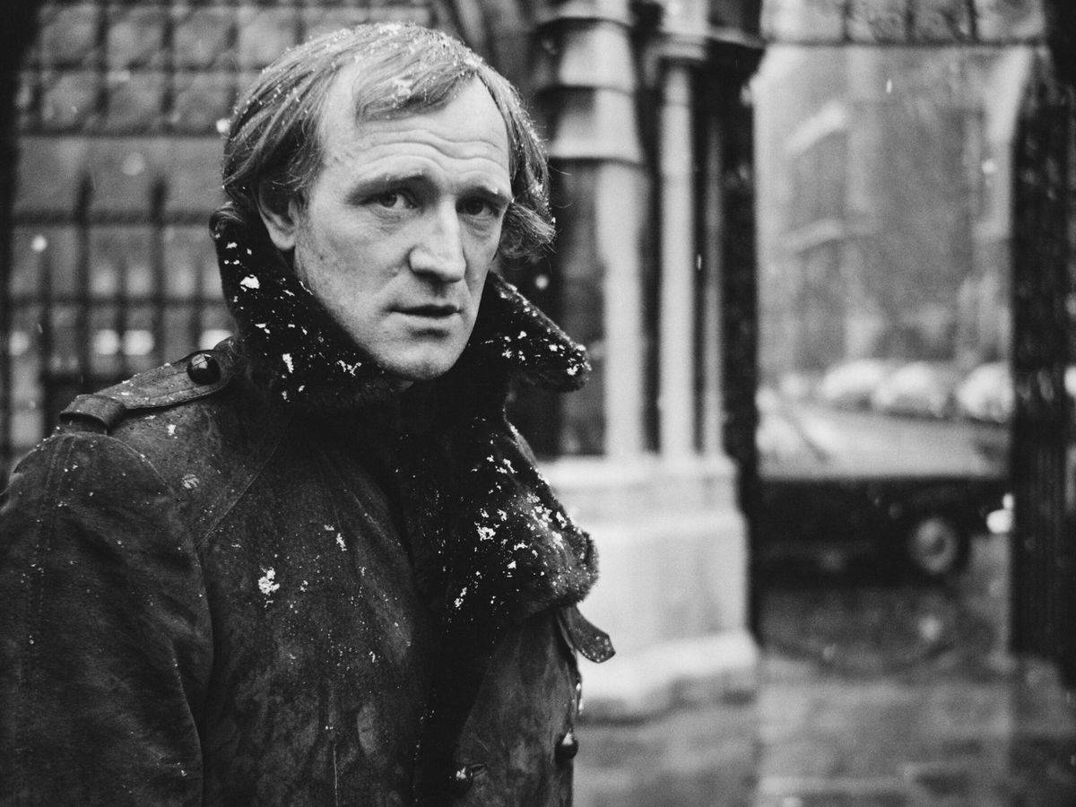 Irish Actor Richard Harris Black And White Photoshoot Wallpaper