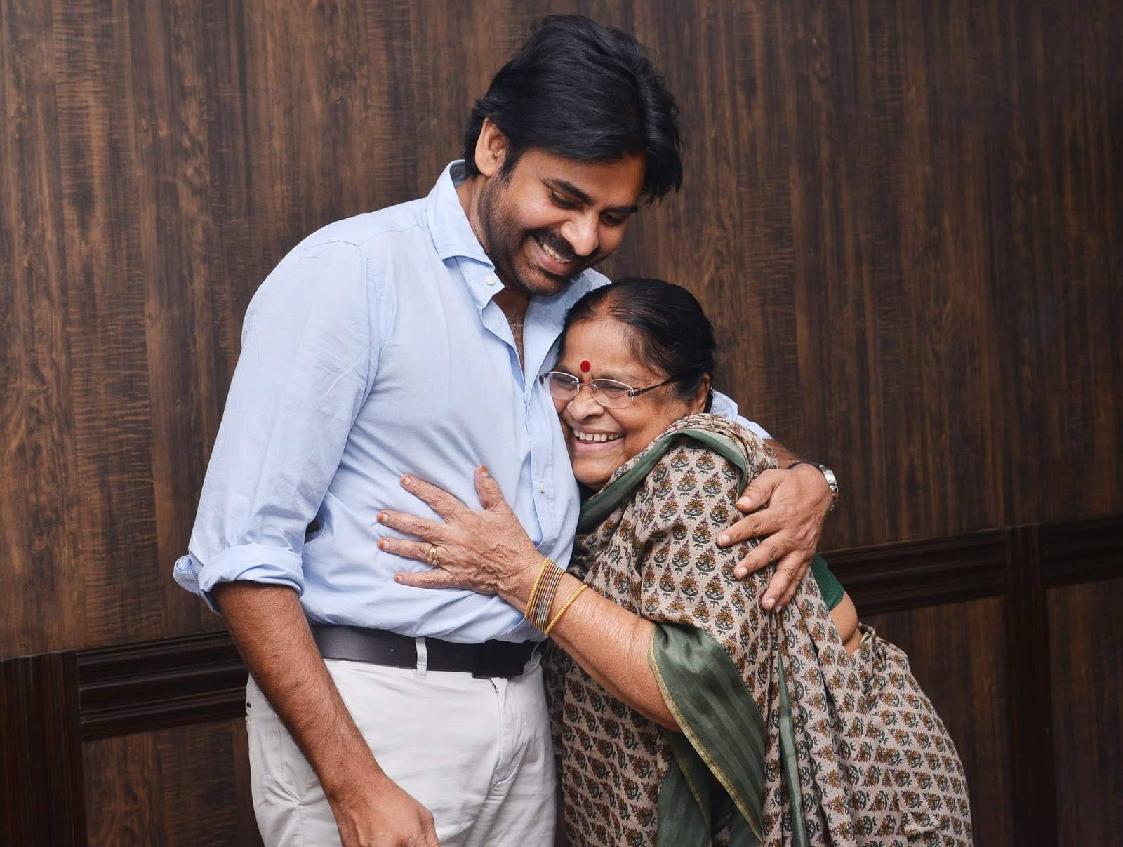 Janasena Party Kalyan Hugging A Lady Wallpaper