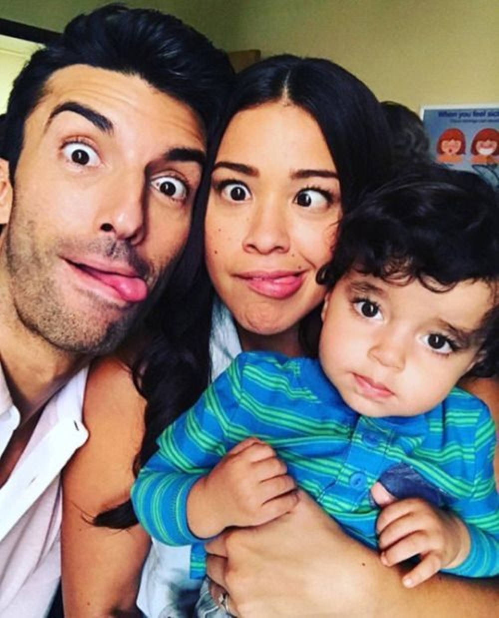 Jane The Virgin Family Wacky Faces Wallpaper