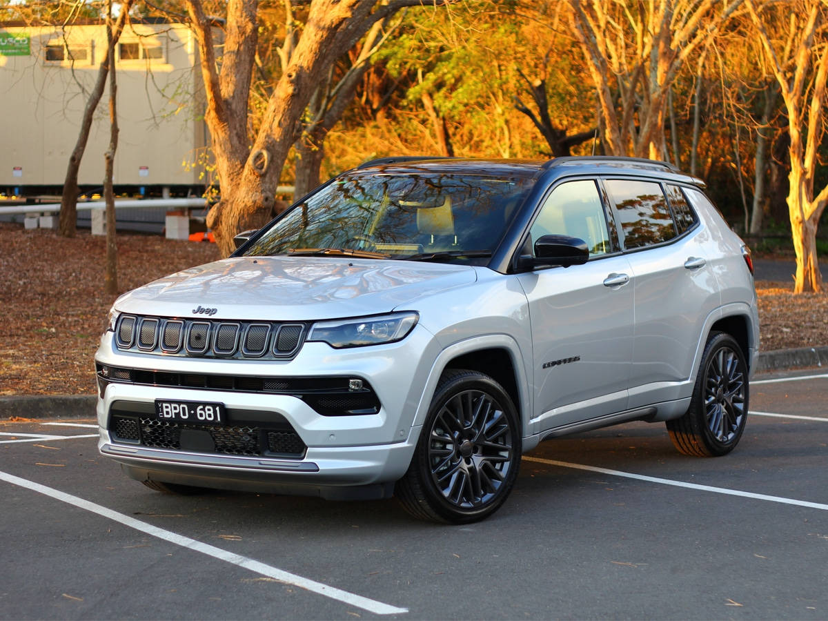 Jeep Compass Autumn Trees Wallpaper