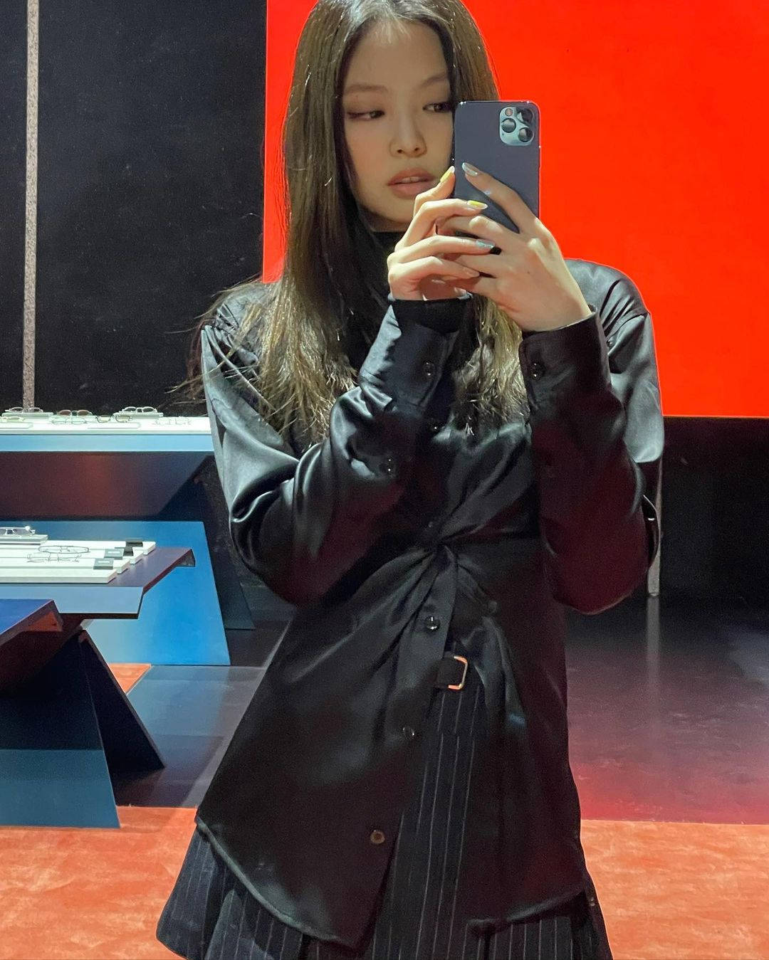 Jennie Kim Black Suit Iphone12 Promax Wallpaper