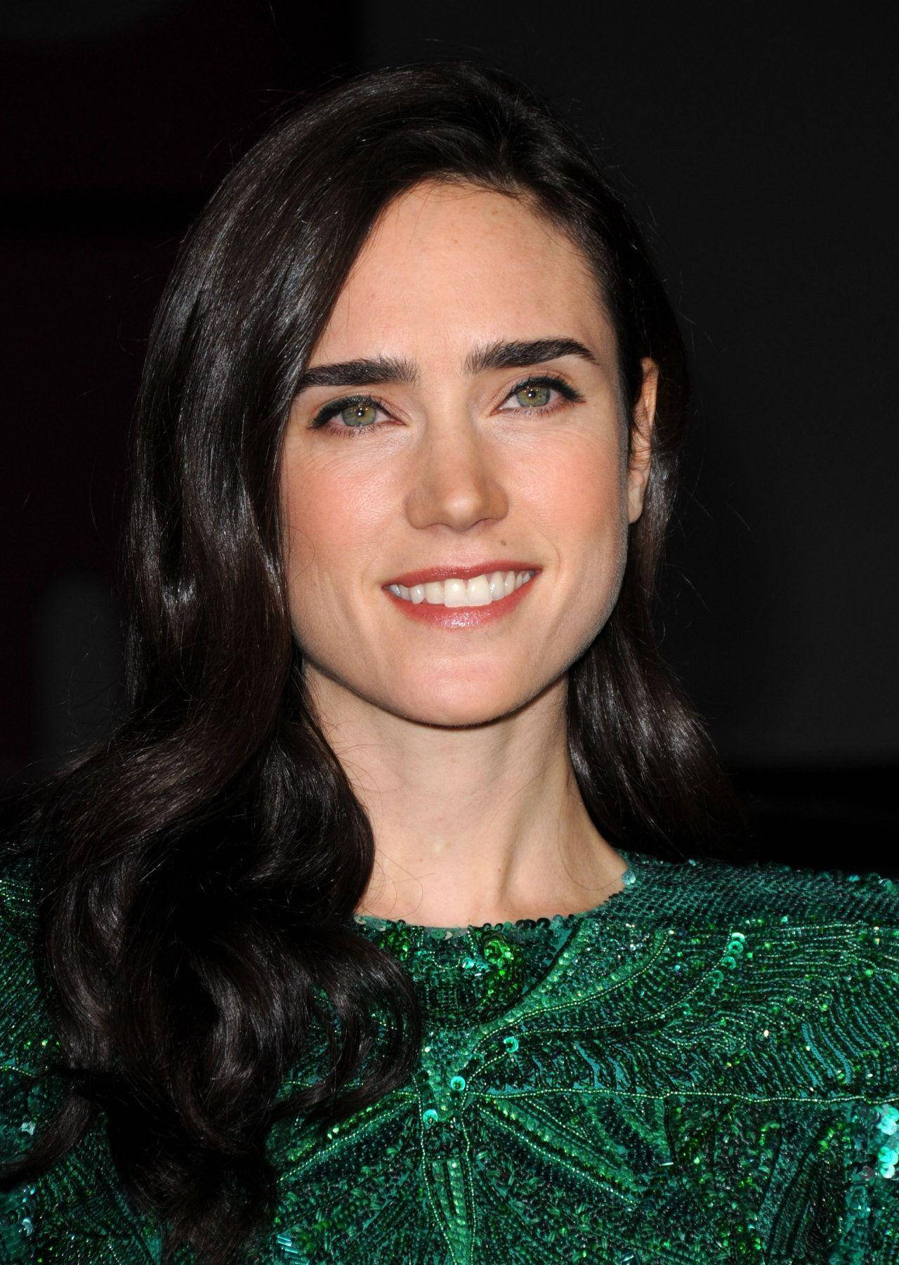 Jennifer Connelly In A Green Dress Wallpaper