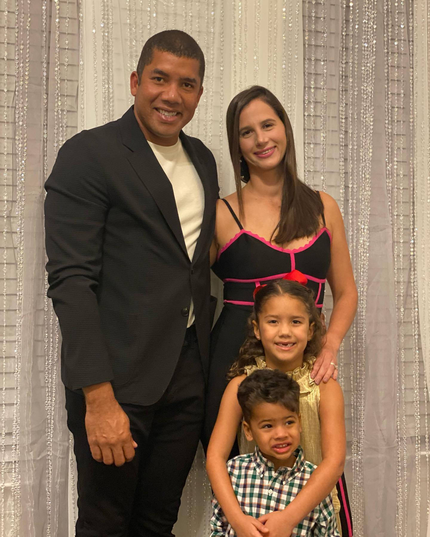 Jhonattan Vegas Wife And Two Kids Wallpaper