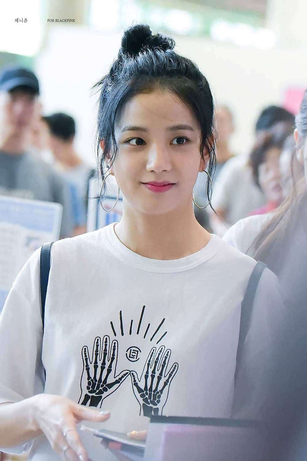 Jisoo Cute Hair Up In A Bun Wallpaper