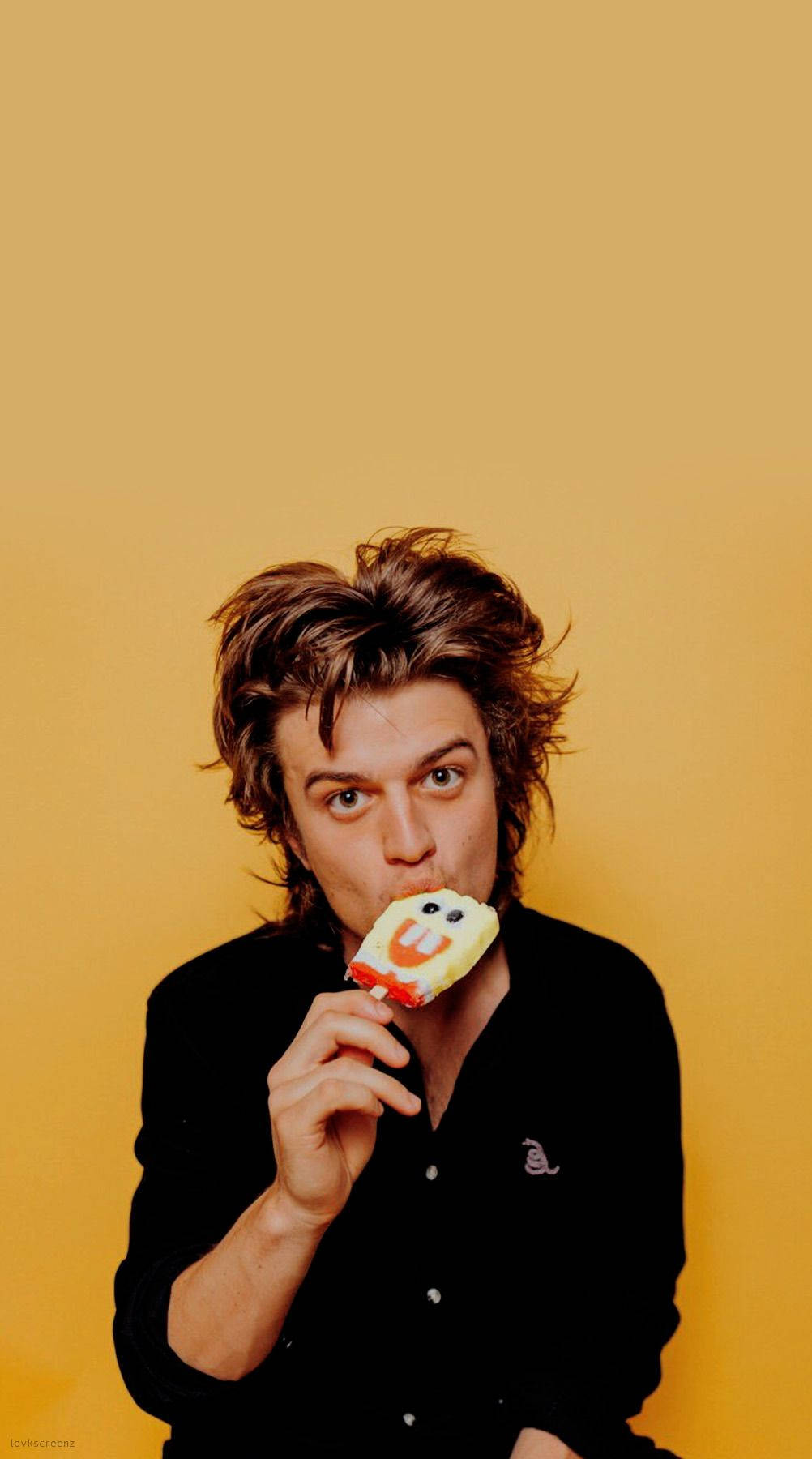 Joe Keery Eating Ice Cream Wallpaper