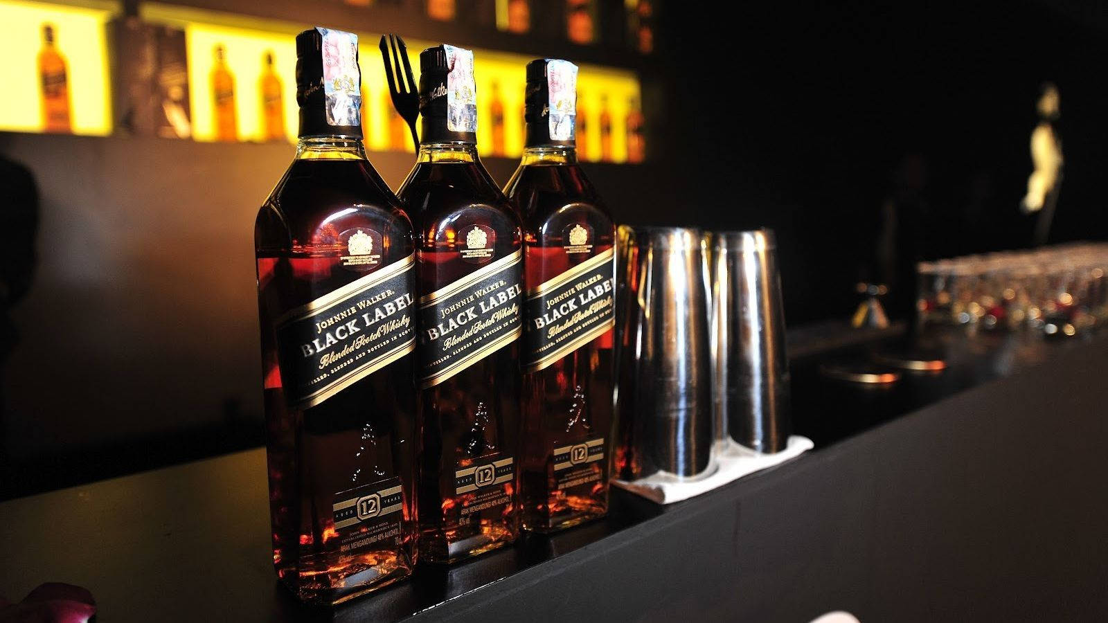 Johnnie Walker Bar Counter Wallpaper