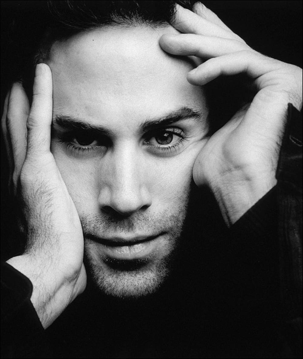 Joseph Fiennes Doing Vogue Hands Wallpaper