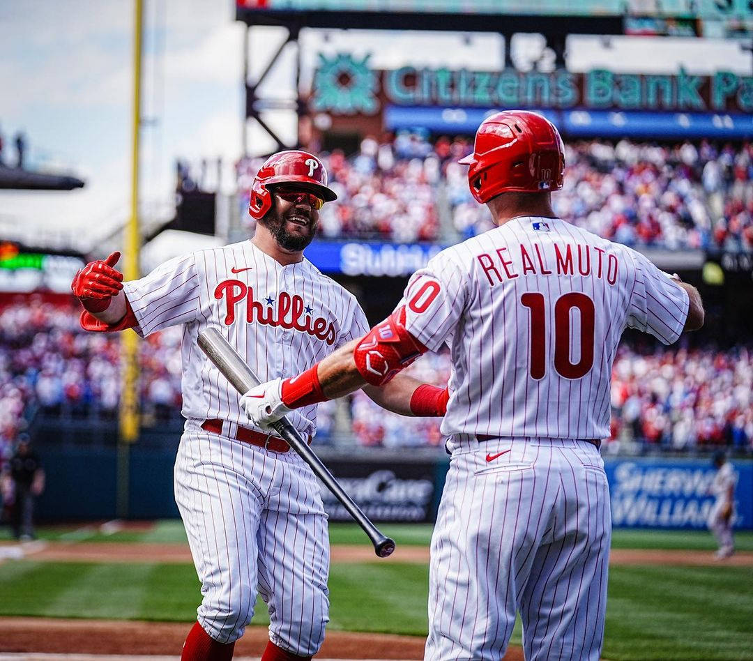 Jt Realmuto Arms Open For A Hug Wallpaper