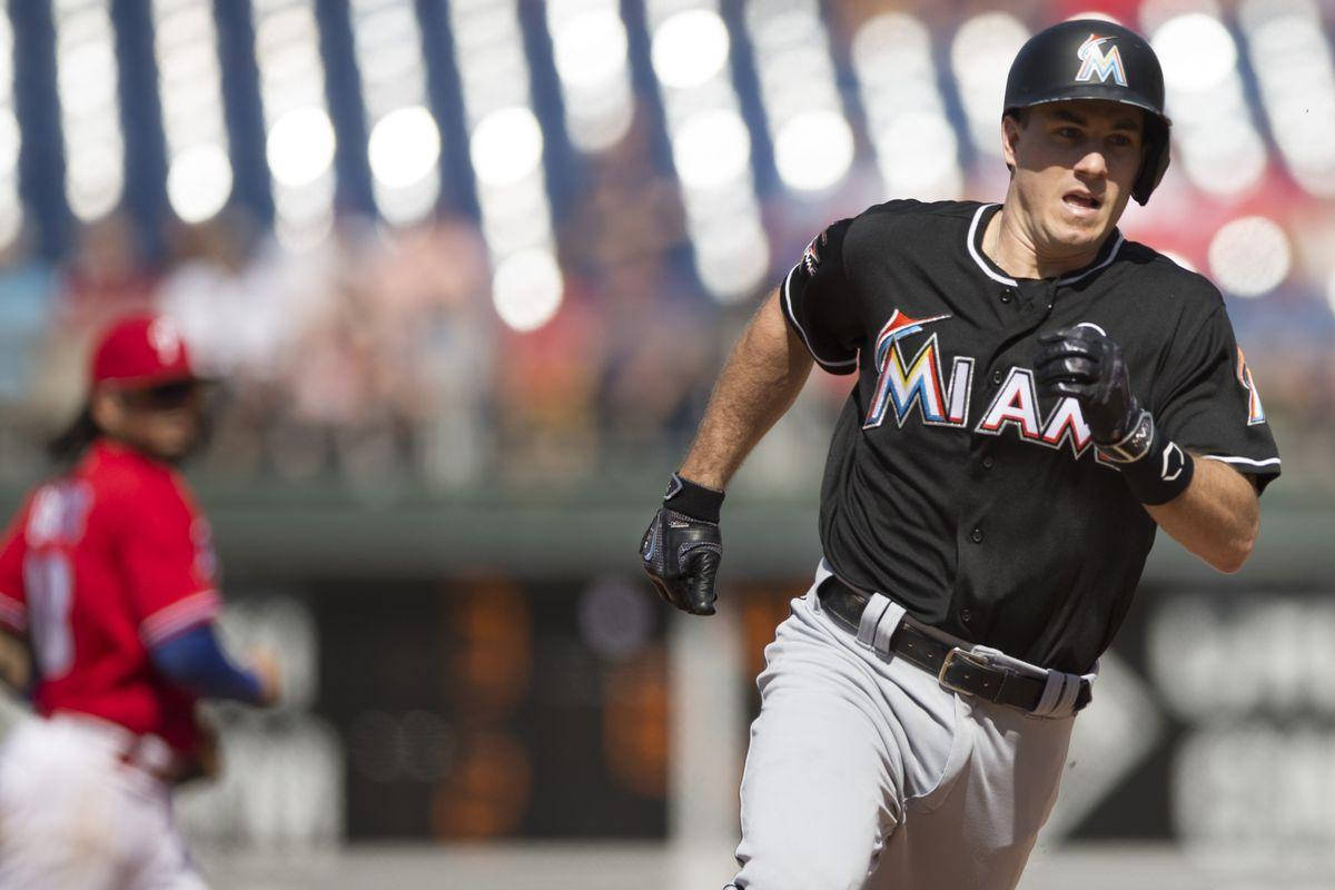 Jt Realmuto Running Towards A Base Wallpaper